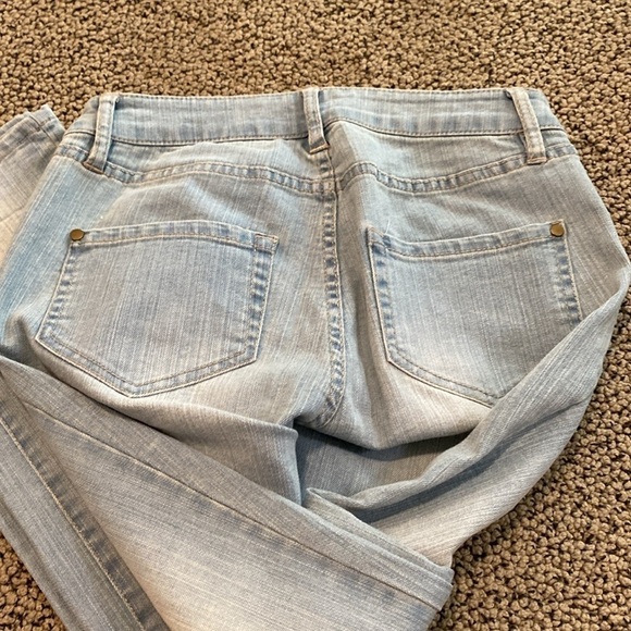 Skinny Jeans2 Lightwash Denim Jeans Size 2P Straight Leg in Like New Condition - Picture 4 of 10